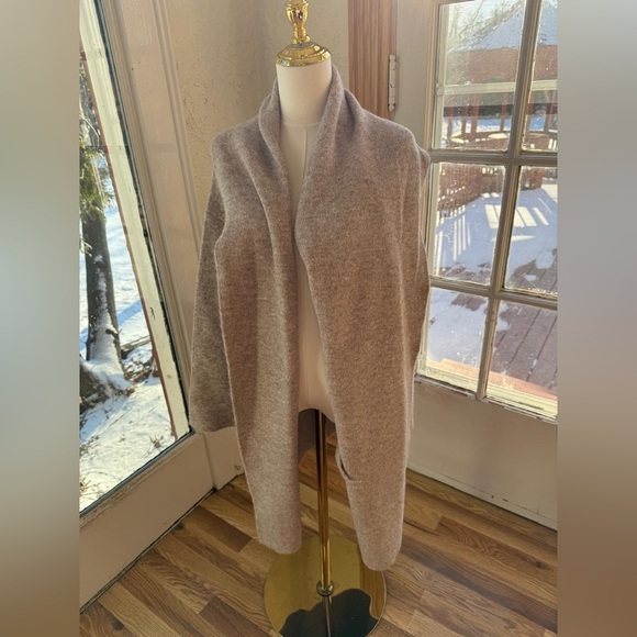 Anthropologie Sweaters - ANTHROPOLOGIE comfy new sweater in excellent condition worn once  ONE SIZE